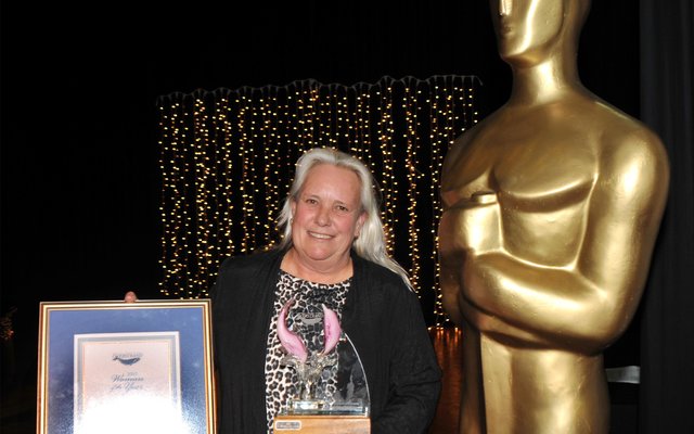 Die trotse Vrou van die Jaar, Kim â€œSharkladyâ€ MacLean met haar sertifikaat en trofee  